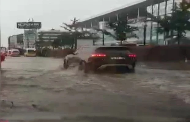 Bursa’da ağaçlar devrildi, otoparklar şelaleye, yollar göle döndü