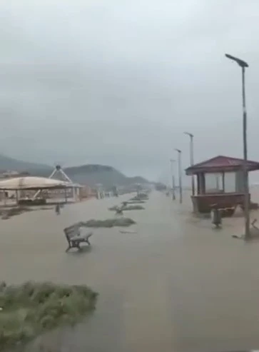 Bursa’da deniz karayla birleşti, yollar göle döndü
