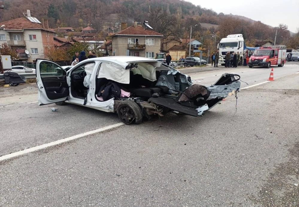 Bursa'da görev yapan genç öğretmen ve küçük çocuğu kaza kurbanı