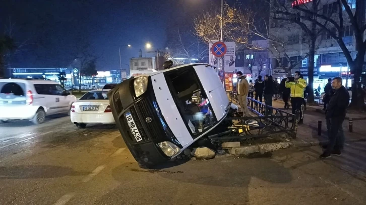 Bursa'da iki araç çarpıştı! Hafif ticarî araç yan yattı