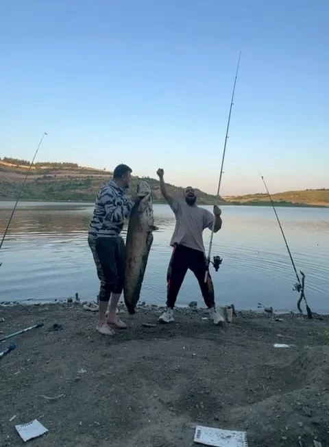 Bursa’da iki arkadaş oltayla 165 santimetrelik balık tuttu