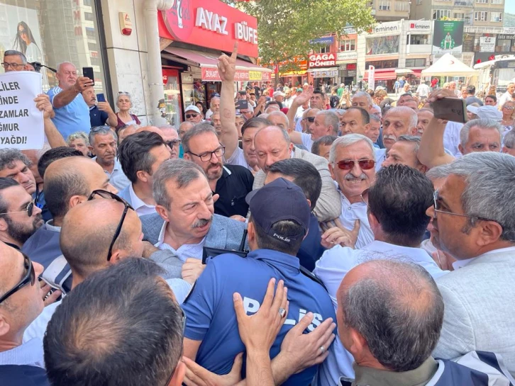 Bursa'da İYİ Partililer ve polis arasında arbede yaşandı 