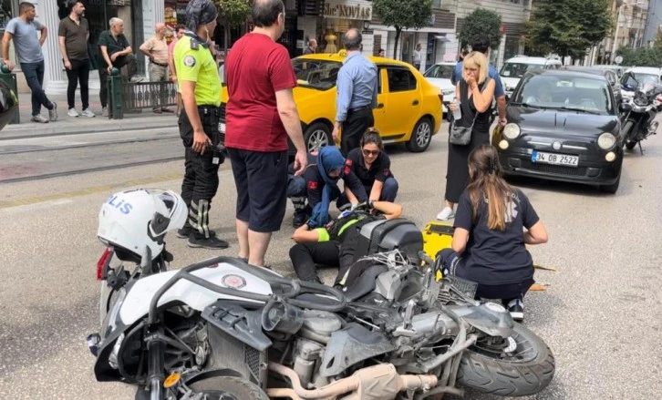 Bursa'da kadın sürücü motosikletle ilerleyen trafik polisine çarptı.