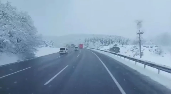 Bursa-Ankara karayolunda kar yağışı sürücülere zor anlar yaşatıyor