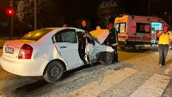 Bursa'da kavşaktan dönüş yapan 2 otomobil çarpıştı: 2 yaralı