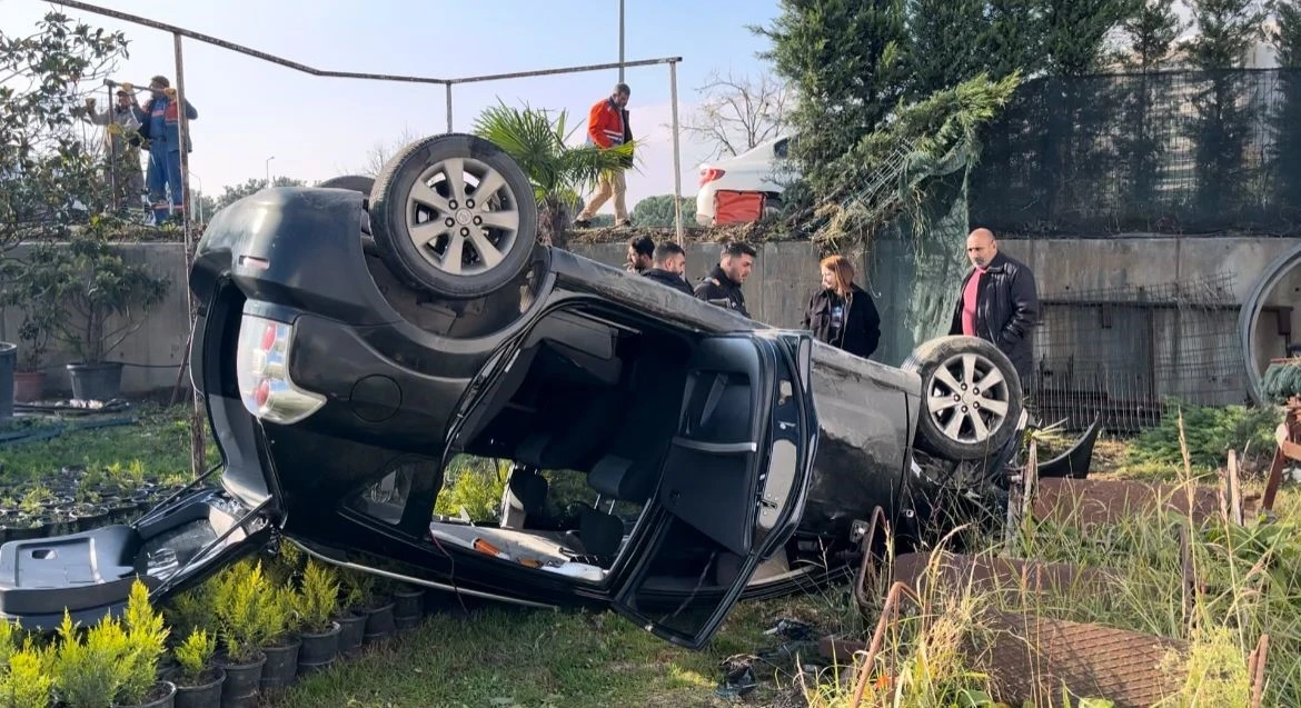 Bursa’da kontrolden çıkan araç çiçek bahçesine uçtu : 2 yaralı