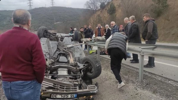 Bursa'da, kontrolden çıkan otomobil bariyerlere çarpıp takla attı; 2 yaralı 