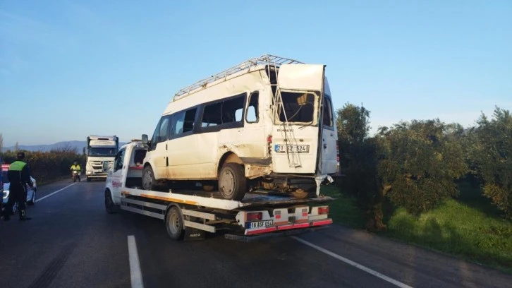 Bursa'da işçileri taşıyan minibüs kaza yaptı: 1 ölü, 9 yaralı