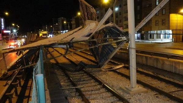 Bursa'da lodosun etkisiyle kopan çatı kara yolu ve metro hattının üzerine düştü