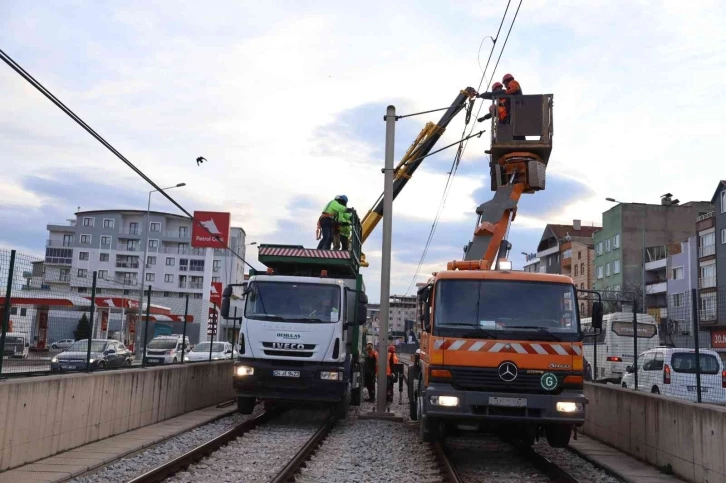 Bursa’da metro hattına çatı uçtu, ekipler seferber oldu
