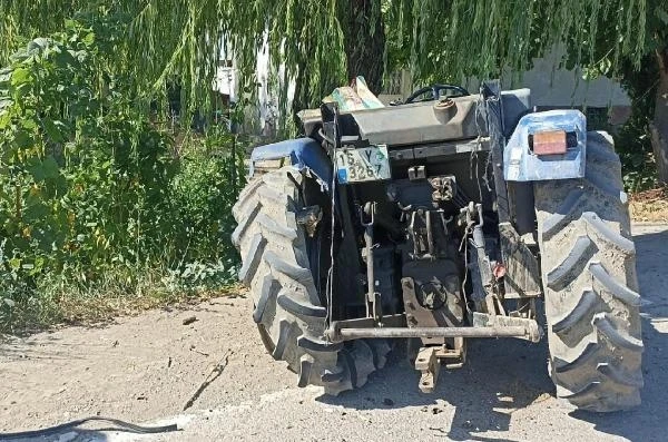 İnegöl;'de  minibüs, traktöre çarptı: 1'i ağır 3 yaralı