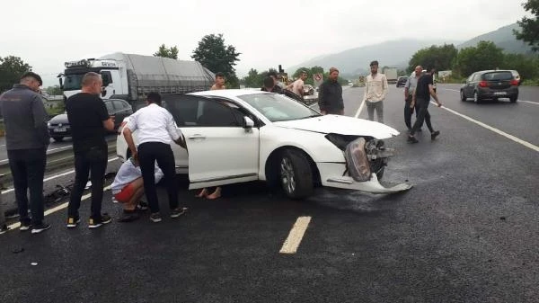 Bursa'da otomobil bariyerlere çarptı: 4 yaralı