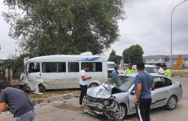 İnegöl'de otomobil ile servis minibüsü çarpıştı: 4 yaralı