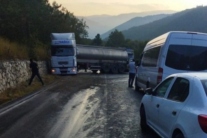 Bursa'da rampadan inen TIR istinat duvarına çarptı