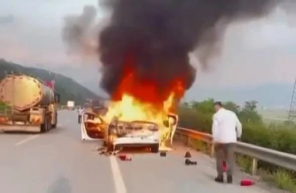 Bursa’da seyir halindeki tır ve otomobil alev topuna döndü