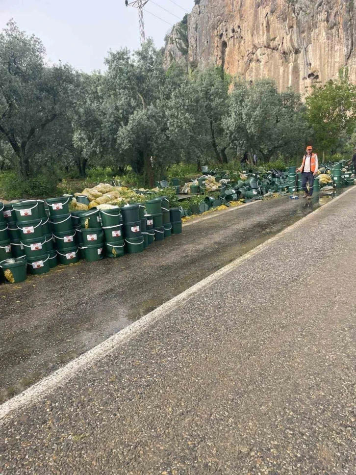 Bursa’da turşu yüklü TIR devrildi