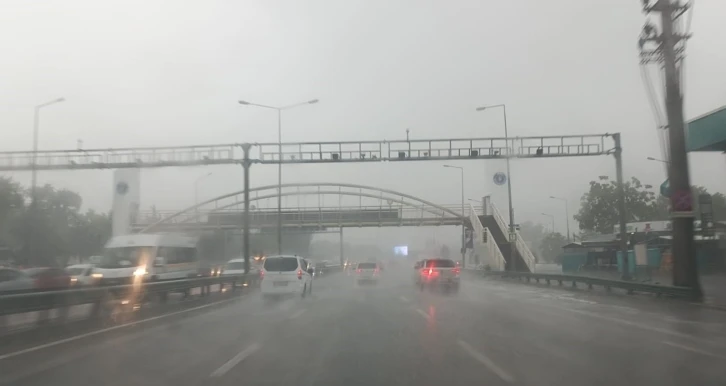 Bursa’da yollar dereye, merdivenler şelaleye döndü