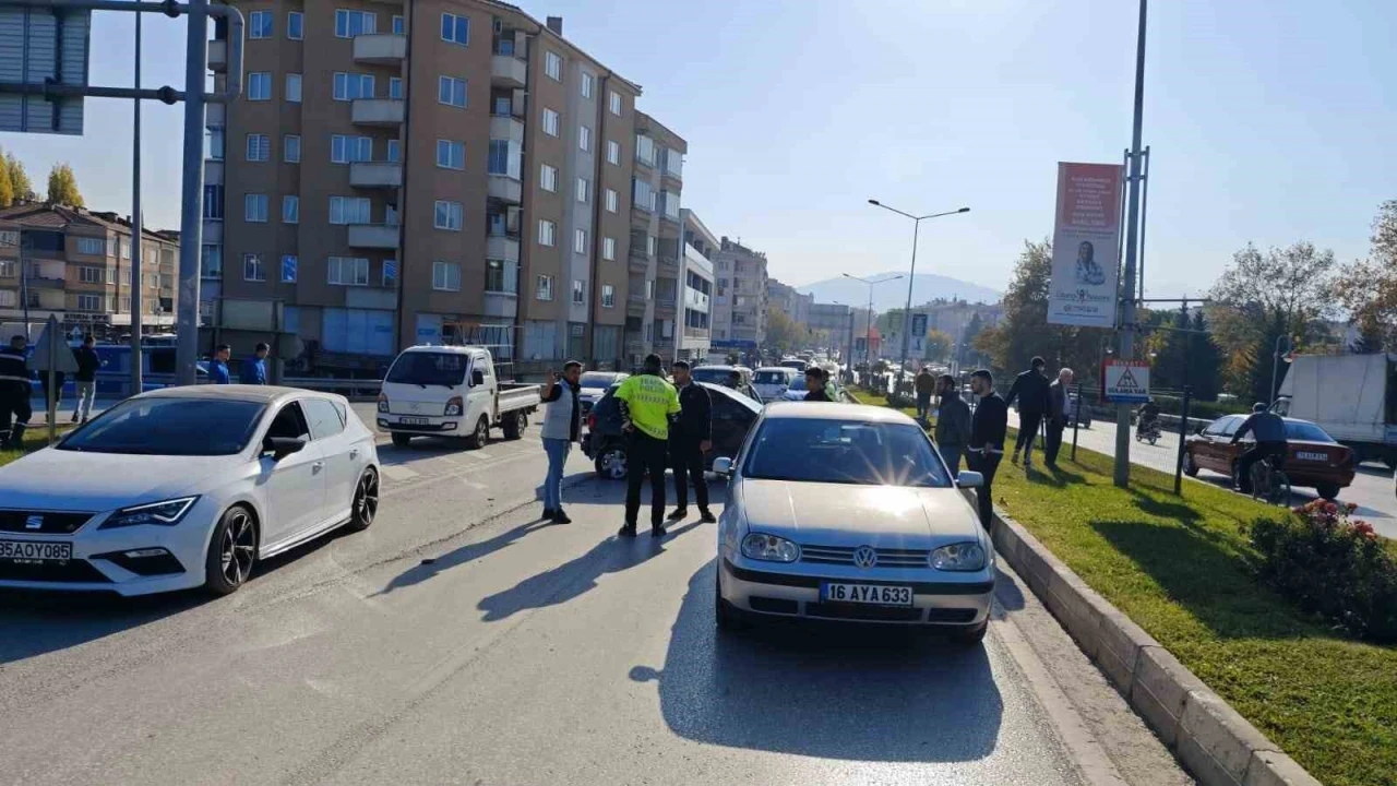 İnegöl'de  3 otomobil ve 1 motosikletin karıştığı zincirleme kaza: 2 yaralı