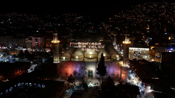 Bursa’daki tarihi Ulu Camii’ne “Dünyada bir yolcu gibi ol” mahyası asıldı
