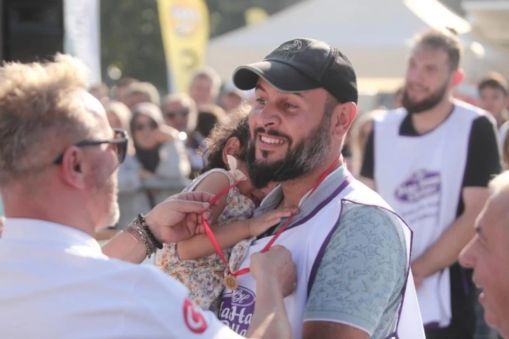 Bursa Gastronomi Festivali'nde 6 dakikada 44 dilim baklava yedi, tam altın kazandı