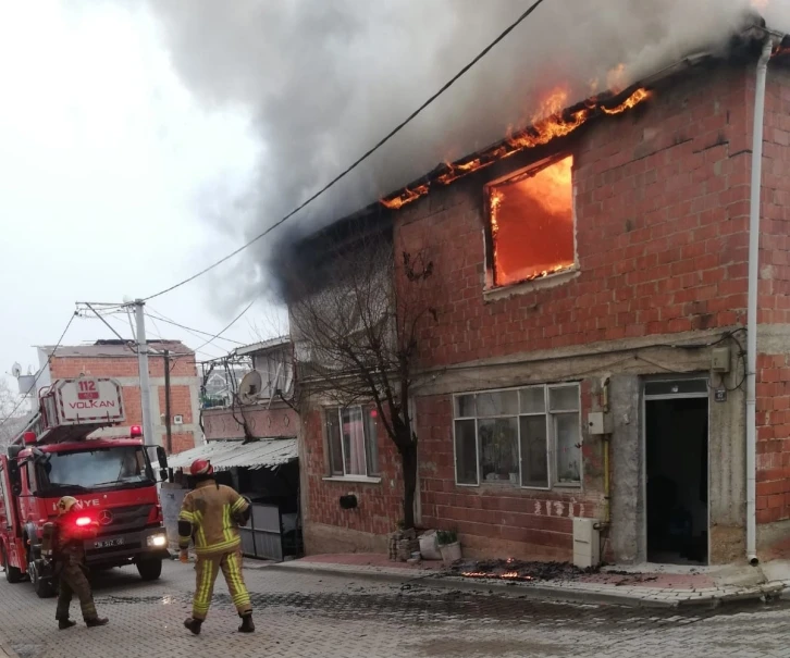 Bursa İnegöl’de 2 katlı bina alev alev yandı