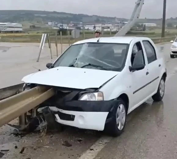 Bursa Nilüfer'de otomobil bariyerlere ok gibi saplandı