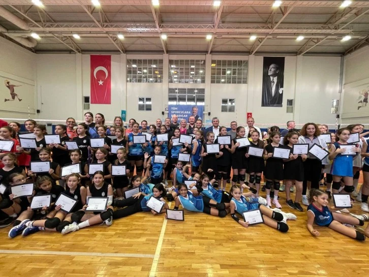 Bursa Nilüfer Voleybol Şenliği’nde 800 çocuk buluştu