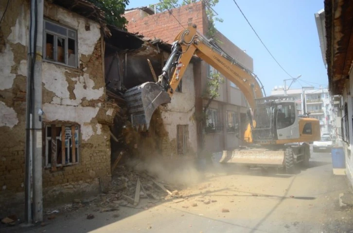 Bursa Osmangazi Belediyesi metruk binaları yıkmaya devam ediyor