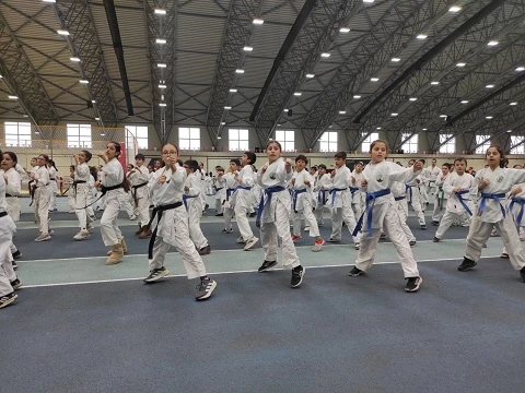 Bursa Osmangazi Belediyesi'nden genç kızlarımıza karate eğitimi