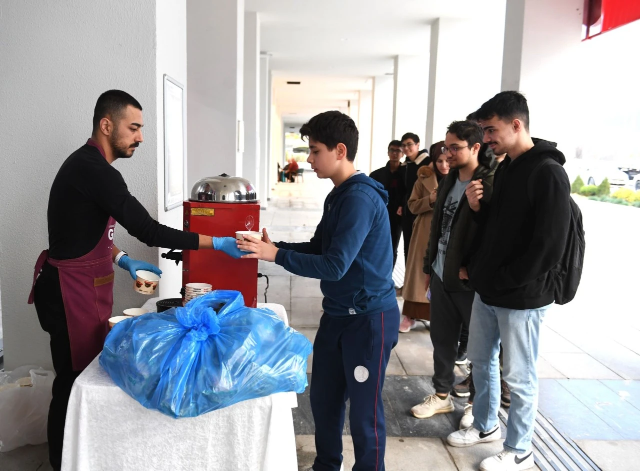 Bursa Osmangazi Belediyesi'nden öğrencilere çorba ikramı