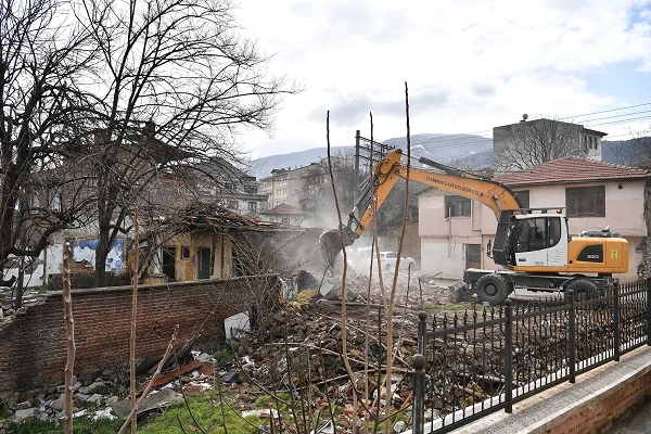 Bursa Osmangazi'de metruk binalar yıkılıyor