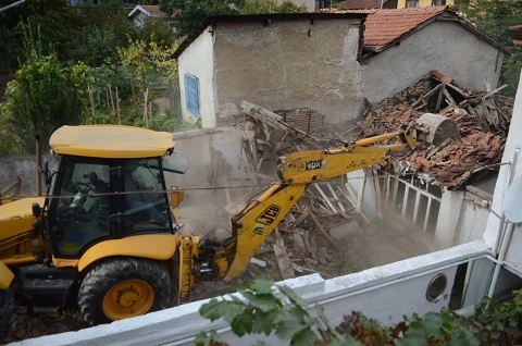 Bursa Osmangazi'de metruk binaların yıkımı devam ediyor 