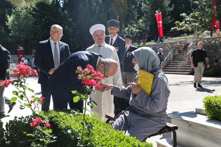 Bursa şehitliklerinde büyük hüzün