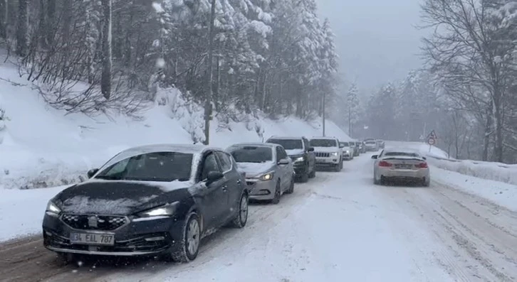 Bursa-Uludağ yolu kilitlendi 