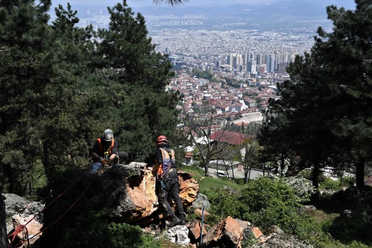 Bursa'yı tehdit eden dev kayalar patlatılarak imha edildi 