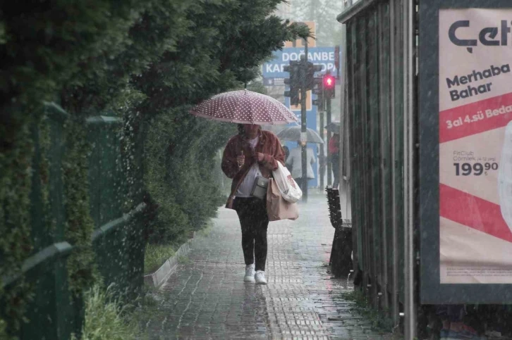 Bayram alışverişine çıkan Bursalılar sağanak yağışa yakalandı