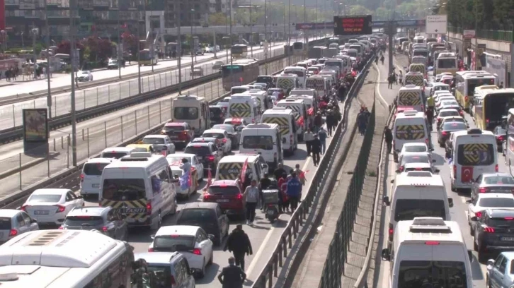 Büyük İstanbul Mitingine akın eden binlerce vatandaş D-100 karayolunda kuyruk oluşturdu
