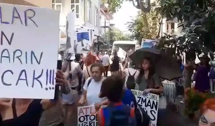 Büyükada’da "Azmanbüsler" davul zurna eşliğinde protesto edildi
