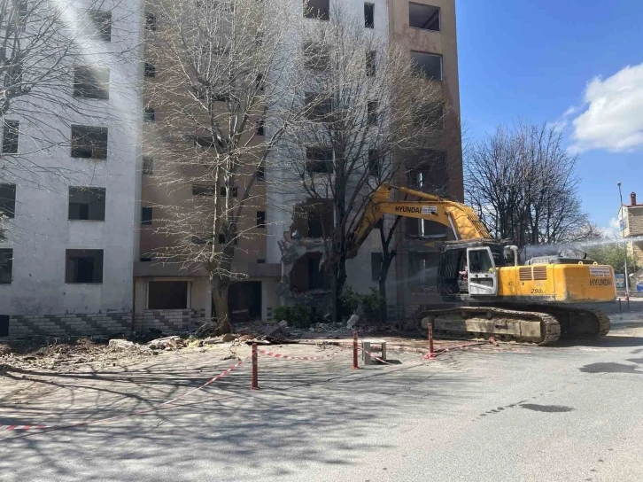 Büyükçekmece’de kentsel dönüşüm çerçevesinde riskli yapıların yıkımı devam ediyor
