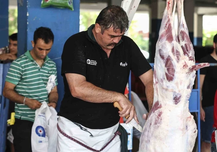 Büyükşehir 3 farklı noktada ücretsiz kurban kesim hizmeti verdi
