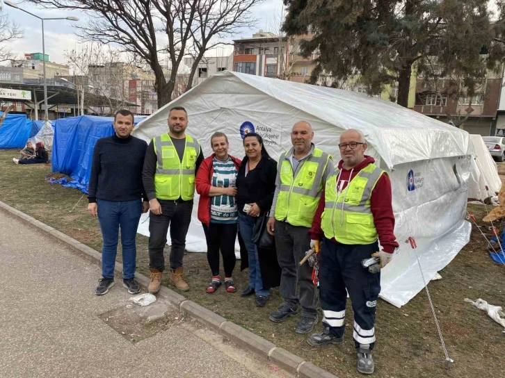 Büyükşehir Belediyesi deprem bölgesinde yaraları sarıyor
