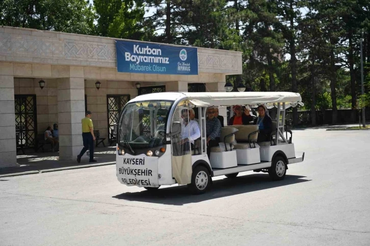 Büyükşehir belediyesi, mezarlık ziyareti yapan vatandaşları yalnız bırakmadı
