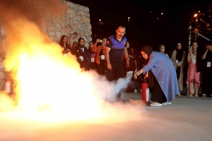 Büyükşehir gençlere ‘ateşe müdahaleyi’ öğretti
