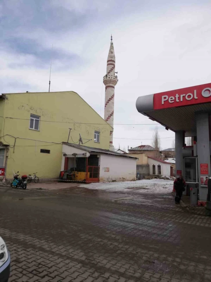 Büyükşehir Sarız’da hasarlı minareyi sorunsuz şekilde yıktı
