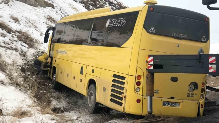 Buzlanma nedeniyle kaza yapan otobüs, dağlık alana çarparak durabildi
