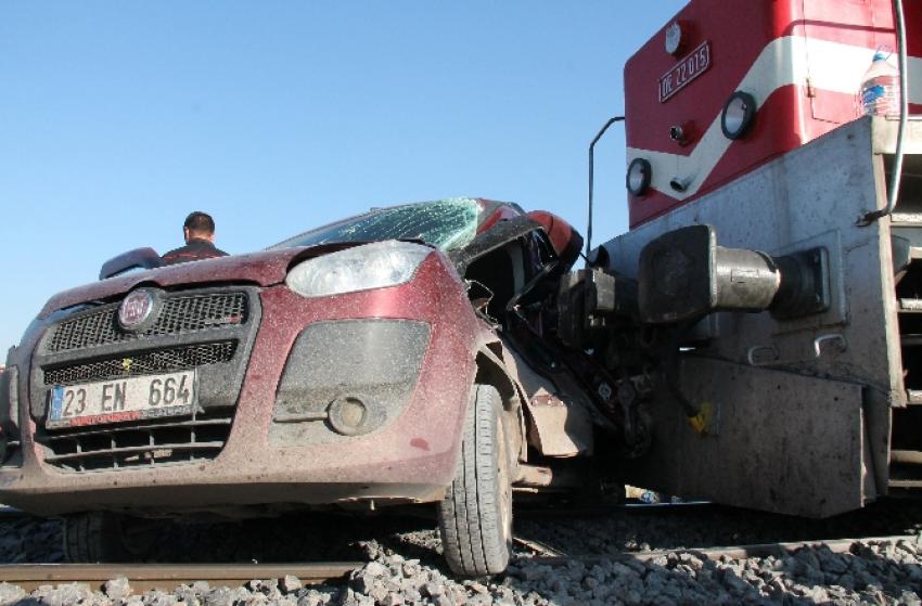 Tren önüne kattığı aracı 200 metre sürükledi