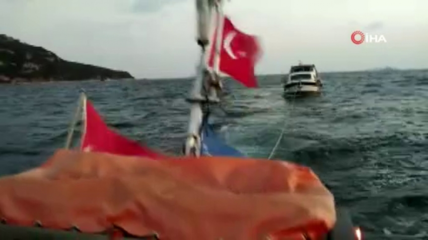 Heybeliada açıklarında bozulan tekneyi ekipler kurtardı