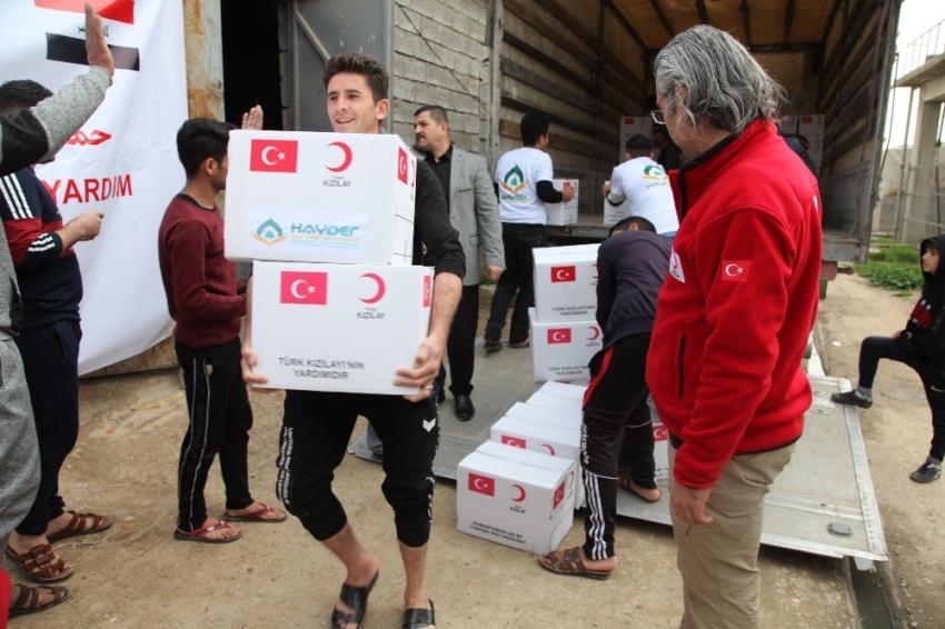 Kızılay Kerkük’te Telaferli göçmenlere gıda yardımı yaptı