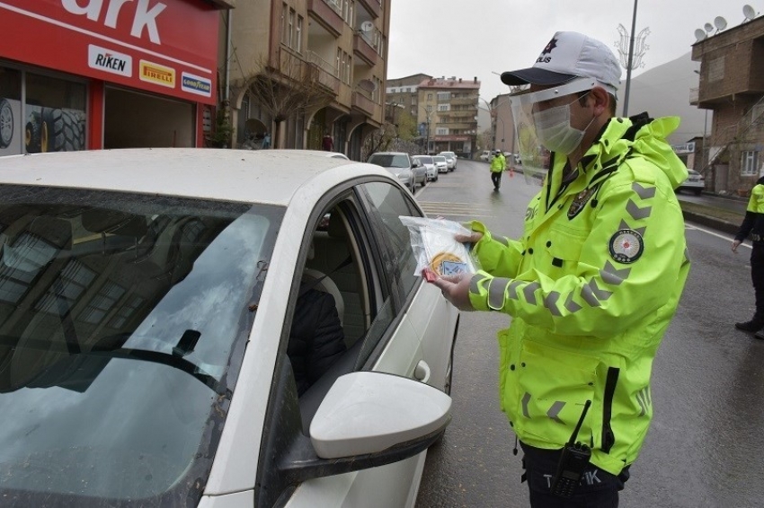 Trafik ekipleri maske dağıttı