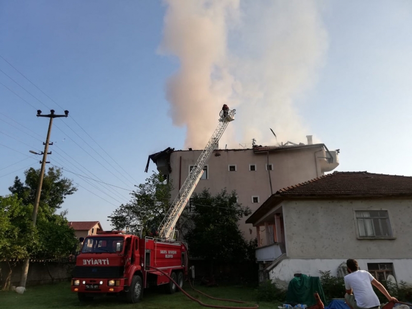 Elektrik kontağından çıkan yangın çatı katını küle çevirdi